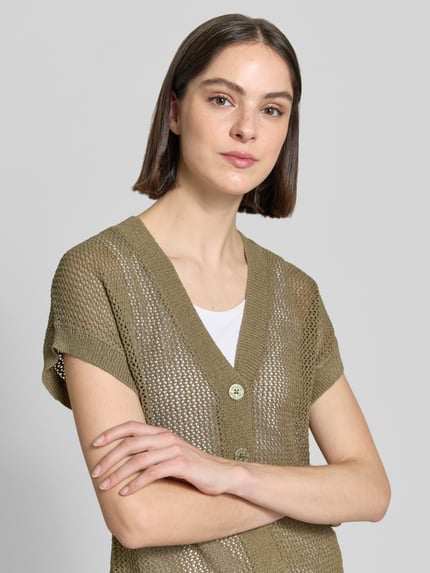 Kobiece modelka nosi kardigan aus Viskose-Mix mit V-Ausschnitt von Fynch-Hatton, kolor oliwkowy, gruby ścieg, listwa guzikowa, prosty krój, długość tyłu 58 cm, długość rękawów 27 cm, mieszanka wiskozy, grubo dziany, widoczna tekstura, widok z przodu, zbliżenie na górę ciała.