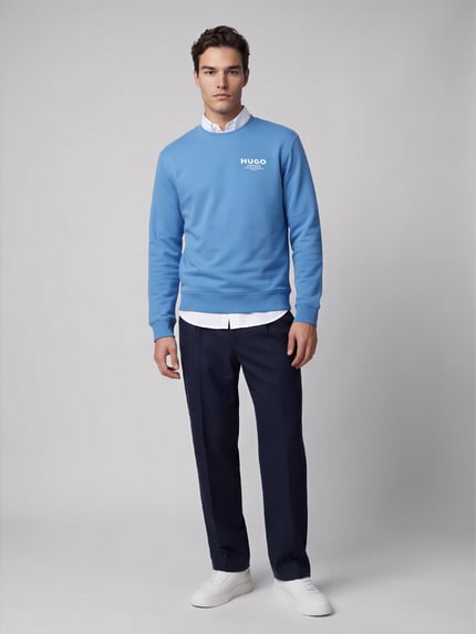 Męski model nosi Regular Fit Sweatshirt aus reiner Baumwolle Modell 'Nespon' von HUGO Blue, niebieski, nadruk z logo, okrągły dekolt, długie rękawy, mankiety i dół ze ściągaczem, jersey z czystej bawełny, widok całej sylwetki z przodu.