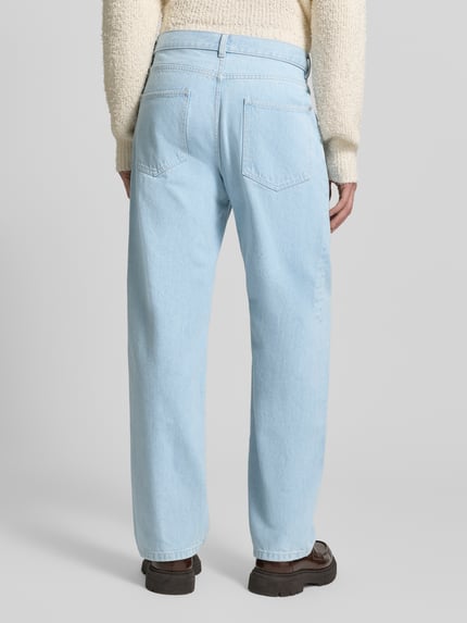 Mannelijk model draagt Jeans met 5-Pocket-Design van REVIEW in lichtblauw, rechte snit, denim textuur, volledige lichaamsweergave achteraan.