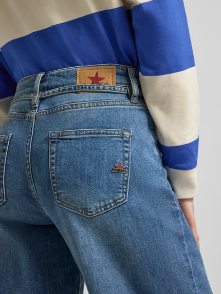 Frauenmodel trägt Wide Leg Jeans mit Bindegürtel von Buena Vista in Blau, Baumwoll-Mix mit Stretch, Detailaufnahme Rückansicht.