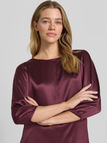 Vrouwenmodel draagt Blusenshirt uit zijde met 3/4-mouw van Marc Cain in bordeaux, regular fit, ronde hals, ruglengte maat 36: 60 cm, mouwlengte maat 36: 49 cm, detailopname bovenlichaam