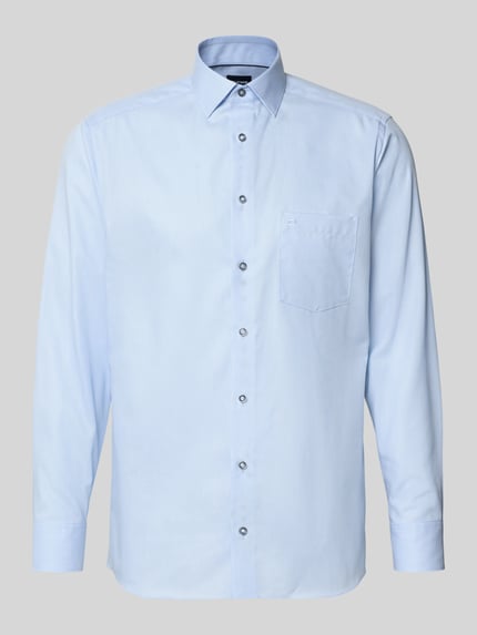 Produktfoto, hellblaues Modern Fit Businesshemd aus reiner Baumwolle von OLYMP, glatte Oberfläche, klassische Knopfleiste, Herren Businesshemd