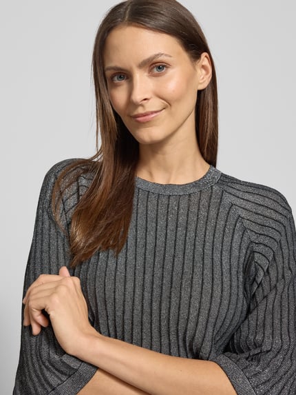 Frauenmodel trägt Strickpullover mit gerippten Abschlüssen Modell 'VIOLETTA' von Soyaconcept, Viskose-Mix, Nahaufnahme Oberkörper.