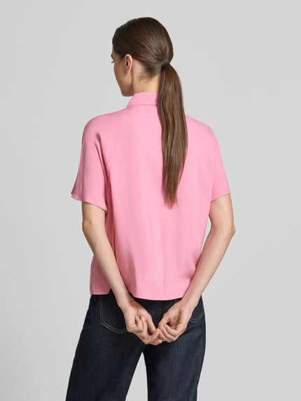 Männermodel trägt Relaxed Fit Kurzarmbluse aus Viskose von Tom Tailor Denim, różowy kolor, jednolity, krótki rękaw, widok całej sylwetki z tyłu.