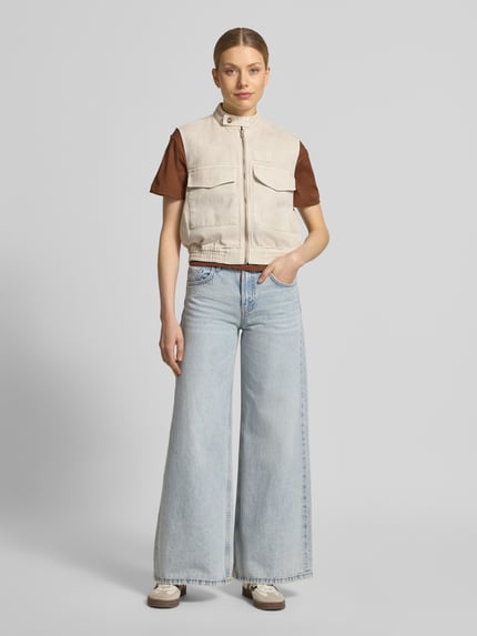 Frauenmodel trägt Weste mit Pattentaschen von Jake*s Casual im Woll-Mix mit Alpaka, Regular Fit, beige, Stehkragen, Ganzkörperansicht von vorne.
