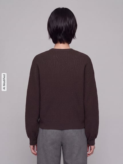 Frauenmodel trägt Regular Fit Pullover aus Viskose-Mix Modell 'NANCY' von VERO MODA in Dunkelbraun, strukturierte Oberfläche, Ganzkörperansicht Rückansicht, KI-modifiziertes Bild.