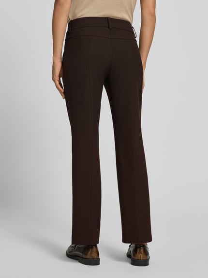 Kobiece modelka nosi ciemne spodnie regular fit z mieszanki wiskozy i bawełny, Regular Fit Schmale Hose mit Viskose-Baumwoll-Anteil Modell 'FARAH' od CAMBIO, damskie spodnie, pełny widok sylwetki od tyłu.