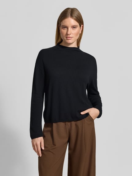 Frauenmodel trägt Turtleneck mit Mock Neck von MARC O'POLO in Schwarz, Feinstrick, Relaxed Fit, unifarben, matt, Ganzkörperansicht von vorne.