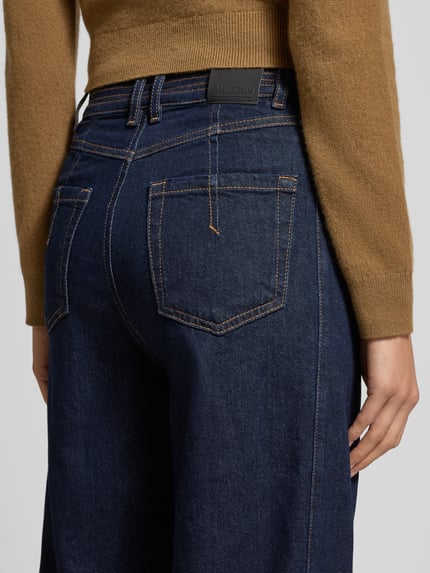Frauenmodel trägt Relaxed Fit Jeans im 5-Pocket-Design von Marc Cain aus Baumwoll-Elasthan-Mix in Dunkelblau, Detailaufnahme Rückansicht.