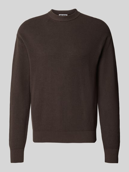 Produktfoto, brauner Regular Fit Strickpullover aus reiner Baumwolle von REVIEW, Rundhalsausschnitt, elastische Abschlüsse, feine Strickstruktur