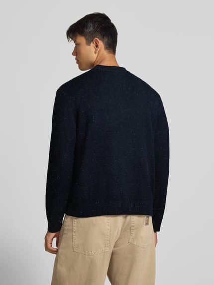 Männermodel trägt Regular Fit Strickpullover mit Rundhalsausschnitt van JACK & JONES, Materiaalmix met katoen, ribboorden, met lange mouwen, logopatch, bies, ruglengte maat M 66 cm, mouwlengte maat M 64 cm, donkere kleur, rechte vormen, zachte textuur, Ganzkörperansicht Rückansicht.