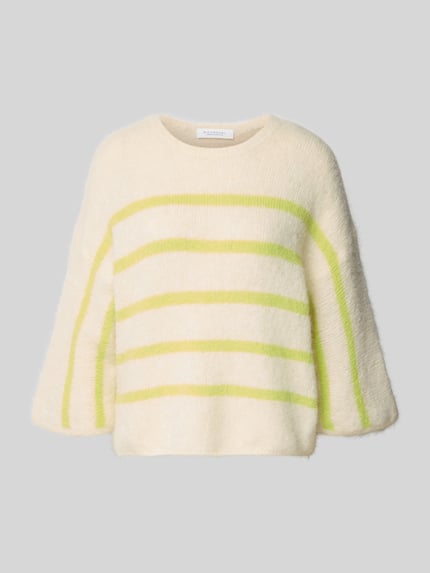 Produktfoto, Strickpullover mit 3/4-Ärmel von Rich & Royal, Alpaka-Mix mit Lanawoll-Anteil, lockerer Schnitt, gerippter Rundhalsausschnitt, cremefarben mit gelbgrünen Streifen, weiche flauschige Textur, Rückenlänge 57 cm, Ärmellänge 36 cm.