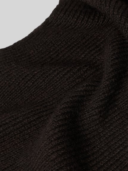 Produktfoto, Schal aus Schurwoll-Mix mit Kaschmir-Anteil von Unio, rechteckig, Strick-Optik, dunkle Farbe, feine Textur, Garne aus Italien, Made in Germany, Breite 29 cm, Länge 197 cm