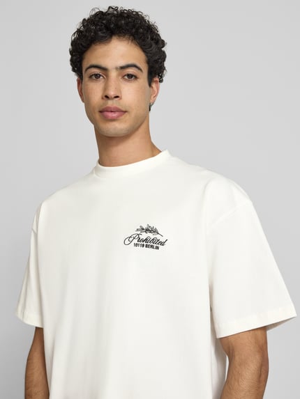Männermodel trägt T-Shirt mit Label-Stitchings und Rundhalsausschnitt von PROHIBITED in Weiß, Reine Baumwolle, Regular-Fit, Nahaufnahme Oberkörper. Herren T-Shirt, Rückenlänge bei Größe M: 65 cm.