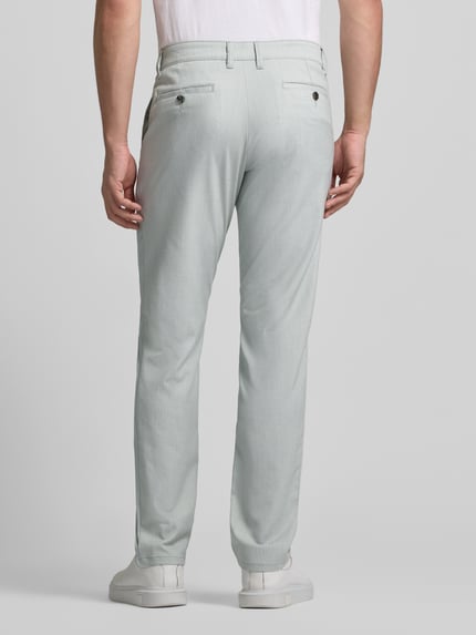 Mężczyzna nosi Stoffhose mit französischen Eingrifftaschen von Christian Berg Men, jasnoszary kolor, prosty krój, kieszenie z tyłu, Ganzkörperansicht Rückansicht, materiał z domieszką wiskozy, szerokość w rozmiarze 50: 44 cm, długość nogawki od wewnątrz w rozmiarze 50: 81 cm, zapięcie na guzik i zamek