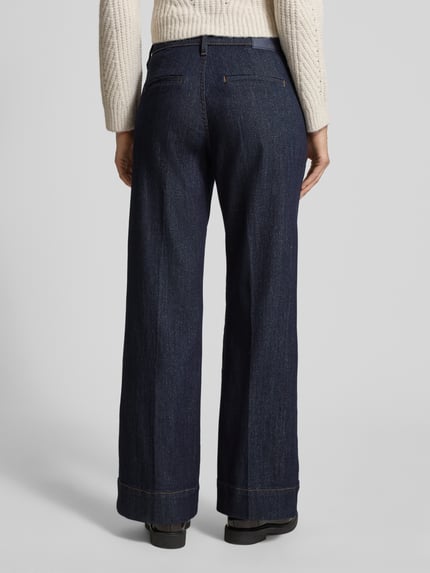 Vrouwenmodel draagt Wide Leg Jeans uit katoenmix van s.Oliver RED LABEL, glanzende look, high waist, 5-pocketmodel, denim, katoenmix. Ganzkörperansicht Rückansicht.