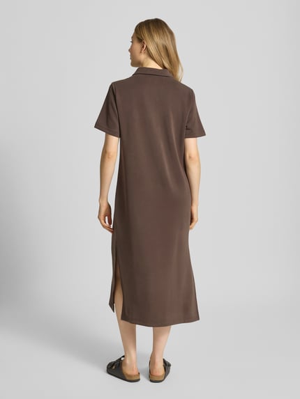Vrouwenmodel draagt Polokleid mit Knopfleiste Modell 'Helle' van My Essential Wardrobe in bruin materiaalmix met viscose, recht model, midi-jurk, ruglengte maat S 126 cm, borstwijdte maat S 54 cm, mouwlengte maat S 23 cm, geheel van achteren.