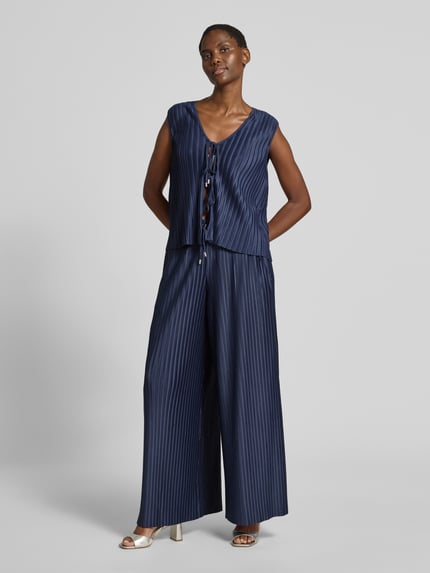 Frauenmodel trägt Wide Fit Hose mit elastischem Bund Modell 'Mala' von GUIDO MARIA KRETSCHMER WOMAN, Strukturmuster, Kordelzug, Dunkelblau mit feinen Streifen, Ganzkörperansicht von vorne.