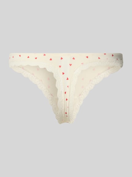 Produktfoto, String mit Spitzenbesatz von Jake*s Casual aus Baumwoll-Elasthan-Mix, Körpernahe Passform, elastischer Bund, zart cremefarben mit roten Herzchen und feiner Spitzenbesatz.