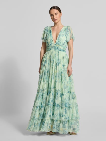 Vrouwenmodel draagt Regular Fit avondjurk met ruches van LACE & BEADS, mesh, getailleerde pasvorm, bloemen all-over print, V-hals, ruglengte maat S 155 cm, borstwijdte 38 cm, mouwlengte 23 cm, mesh structuur, zachtgroene en blauwe tinten, lichte plooien, met korte mouwen, geheel vooraanzicht.