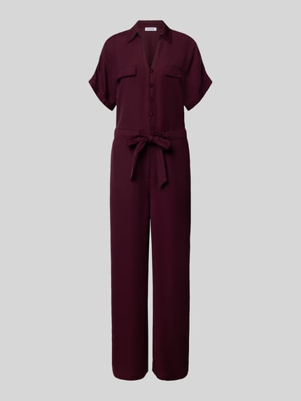 Produktfoto, Jumpsuit aus Viskose-Lyocell-Mix von MORE in dunklem Bordeaux, gerade Silhouette, sichtbare Knopfleiste, strukturierte Oberfläche