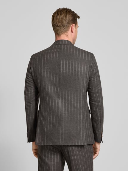 Männermodel trägt donkergrijs Slim Fit Heren Slim Fit Sakko met wol Model 'Colvin' van CG – CLUB of GENTS met krijtstreep, elastische materiaalmix, Reverskraag en 2-knoopsluiting, ruglengte 75 cm, schouderbreedte 44 cm, mouwlengte 65 cm, Ganzkörperansicht Rückansicht.