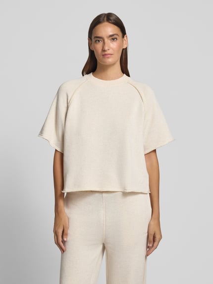 Frauenmodel trägt Regular Fit Sweatshirt aus Baumwoll-Mix Modell 'C_ELEA' von BOSS Orange in Beige mit weicher Struktur, Ganzkörperansicht von vorne.