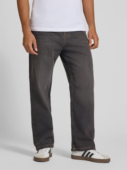 Mannenmodel draagt Baggy Fit jeans met steekzakken model 'ALEX' van JACK & JONES, puur katoen, knoop- en ritssluiting, voorkant full body shot.