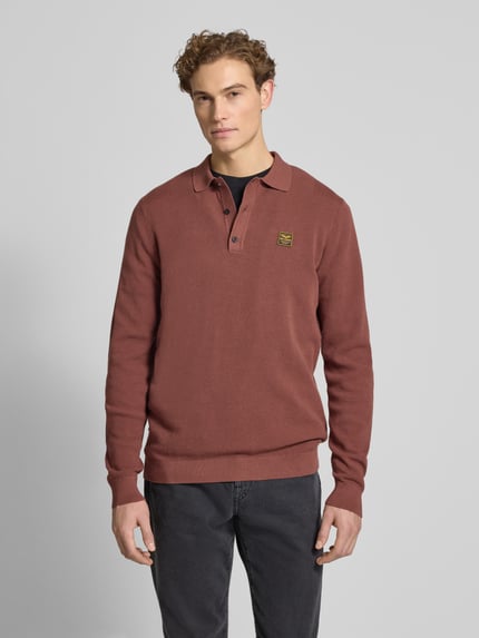 Männermodel trägt Strickpullover mit Polokragen von PME Legend in Rostbraun, reine Baumwolle, Regular Fit, Label-Detail, Ganzkörperansicht von vorne.