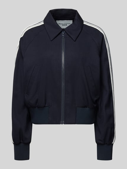 Produktfoto, Regular Fit Sweatjacke mit Viskose-Anteil von Marc O'Polo Denim, granatowy, gładki, zamek, naszywka, kontrastowe paski, kołnierz wykładany, długie rękawy, ściągacze, boczne kieszenie