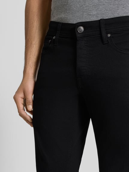 Männermodel trägt stoffen broek van JACK & JONES, katoenmix met stretch, recht model, Franse steekzakken, model 'GLENN', detailaufnahme heup