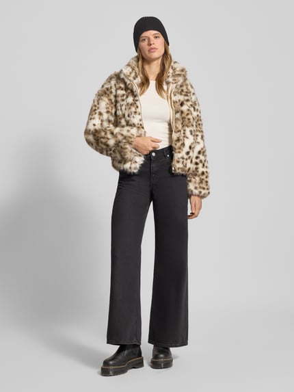 Frauenmodel trägt Regular Fit Webpelzjacke in Leoparden Optik Modell 'JANIS' von Only, mehrfarbig, Webpelz, Ganzkörperansicht von vorne.