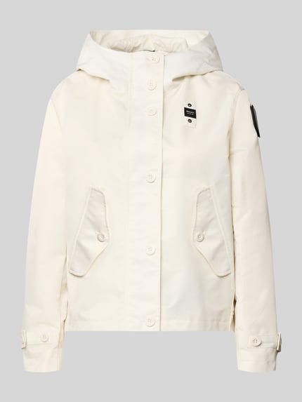 Produktfoto, Jacke mit Label-Patches Modell 'MARCELA' von Blauer Usa, prosty krój, kaptur, kieszenie z patką i guzikami, pasek na rękawie, kremowa, tekstura gładka, długość tyłu w rozmiarze S: 61 cm, szerokość ramion w rozmiarze S: 44 cm, szerokość w klatce piersiowej w rozmiarze S: 53 cm, długość rękawa w rozmiarze S: 59 cm