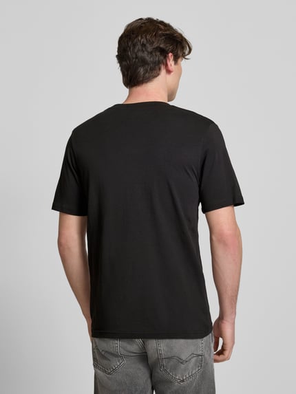 Männermodel trägt T-Shirt mit Logo und Rundhalsausschnitt von Jack & Jones, reine Baumwolle, Regular Fit, Rückenlänge 68 cm, Ganzkörperansicht Rückansicht.