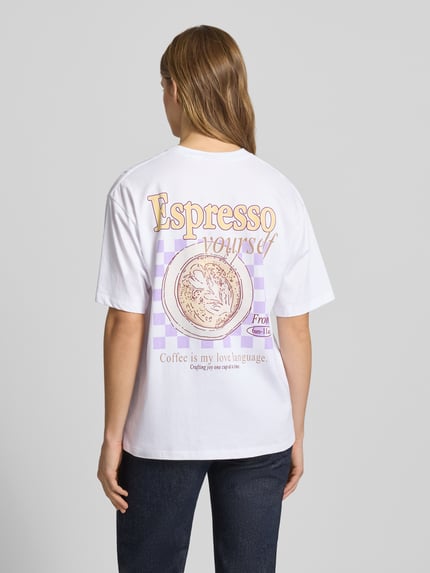 Vrouwenmodel draagt wit T-shirt uit puur katoen, losse fit, model 'LATTE' van JJXX, ronde hals, ruglengte maat S: 65 cm, volledig zicht van achteren.