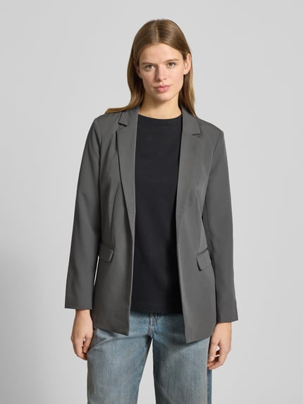 Kobiece modelka nosi żakiet z kołnierzem z połami model 'Bossy' od PIECES, mieszanka materiałów z dodatkiem streczu, luźny krój, kieszenie z patką, lekkie podszycie, kolor szary, przód, długość tyłu 70 cm, szerokość ramion 42 cm, długość rękawów 61 cm, całkowity widok przód.