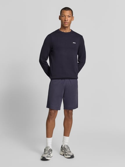 Męski model nosi Regular Fit Pullover aus reiner Baumwolle Modell 'KN_Ever-X' von BOSS Green, granatowy, gładka faktura, pełny widok z przodu.