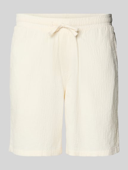 Produktfoto, jasnokremowe szorty z fakturowanym wzorem, mieszanka bawełny, krój regular fit, model 'JAIDEN' od Jack & Jones, szerokość w rozmiarze M 41 cm, długość wewnętrzna nogawki 21 cm
