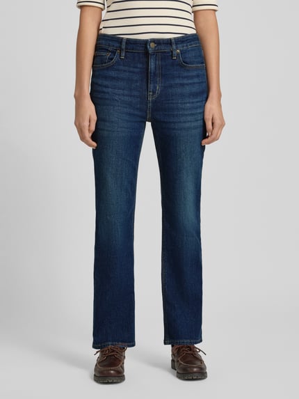 Frauenmodel trägt Straight Fit Jeans mit Eingrifftaschen Modell 'DEAVIE' von Lauren Ralph Lauren aus dunkelblauem Baumwoll-Elasthan-Mix, strukturierte Denim-Optik, Ganzkörperansicht von vorne. Bundweite 39 cm, Innenbeinlänge 72 cm bei Größe 36.