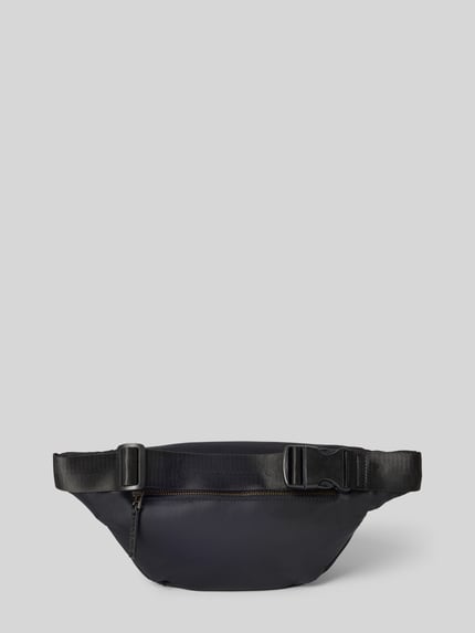 Produktfoto, Bauchtasche mit Klickverschluss von Anine Bing aus schwarzem Satin mit Reißverschlussfach und Label-Patch, neutraler Hintergrund