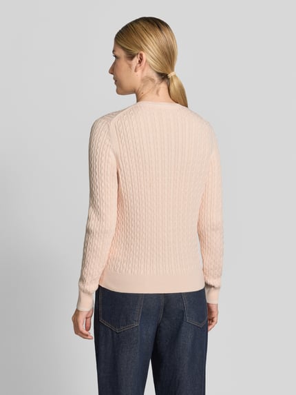 Frauenmodel trägt Regular Fit Strickjacke aus Baumwoll-Mix von Lacoste in zartem Rosa mit Strickstruktur, Damen Strickjacke, Ganzkörperansicht Rückansicht.