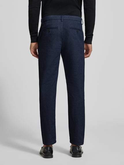 Männermodel trägt dunkelblaue Slim Fit Chino aus Baumwoll-Mix Model 'MILES' von Selected, strukturierte Oberfläche, Ganzkörperansicht Rückansicht, Herren Chino.