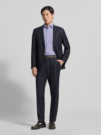 Männermodel trägt Regular Fit Business-Hemd mit Kentkragen von Christian Berg Men, Reine Baumwolle, 1/2-Arm, Ganzkörperansicht von vorne.