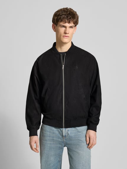 Mannelijk model draagt zwarte 'Bomberjacke met Reißverschluss' van REVIEW, regular fit, ribboorden, staande kraag, vooraanzicht bovenlichaam.