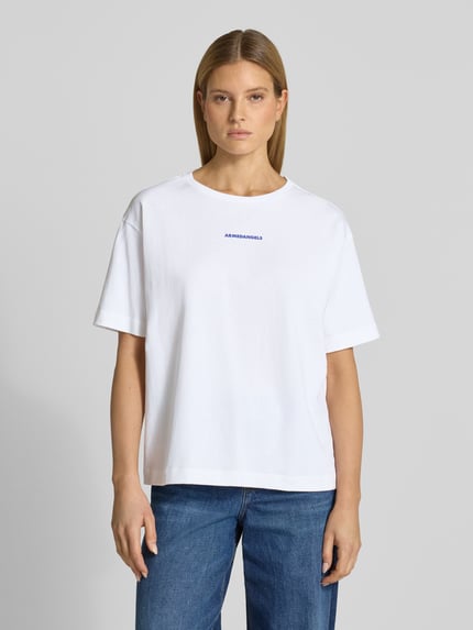 Vrouwenmodel draagt oversized t-shirt uit puur katoen model 'GIANNAA CHAANGE' van Armedangels, look: effen, labelprint, ronde hals, korte mouw, fijnrib, voorkant gezien, bovenlichaam dichtbij.
