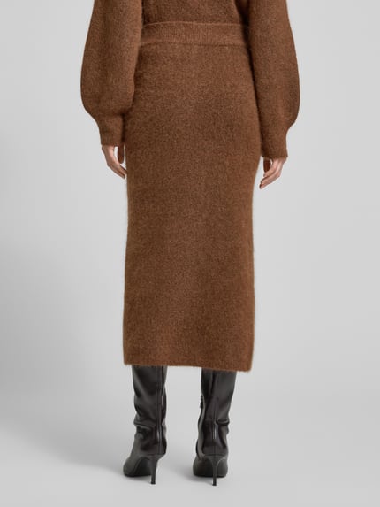 Frauenmodel trägt Pencil-Skirt in Midi-Länge aus Mohair-Mix - curated by Maja Weyhe von Style Icon Collection in Braun, Strick-Optik, gerader Schnitt, Midilänge, elastischer Bund, Ganzkörperansicht Rückansicht.