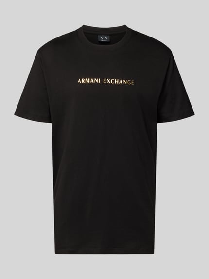 Produktfoto, schwarzes T-Shirt mit goldenem Label-Print, reine Baumwolle, Regular Fit, von ARMANI EXCHANGE, gerippter Rundhalsausschnitt.