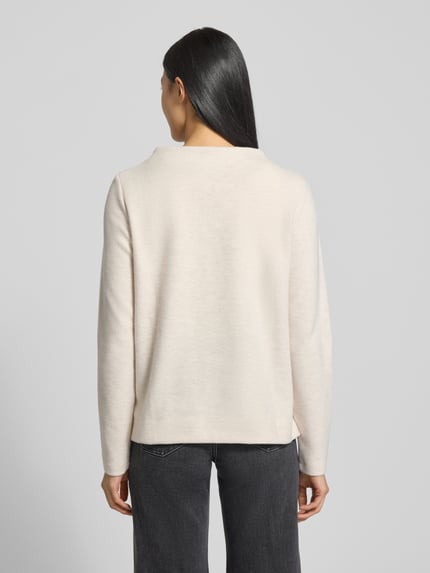 Vrouwenmodel draagt Regular Fit Sweatshirt uit katoenmix van s.Oliver RED LABEL, effen lichtbeige, lange mouwen, rugaanzicht.