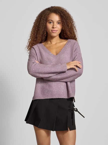 Frauenmodel trägt Regular Fit Strickpullover mit Paillettenbesatz Modell 'ARIZONA' von Only in Melange-Optik, V-Ausschnitt, Langarm, gerippte Abschlüsse, Strick, Nahaufnahme Oberkörper.