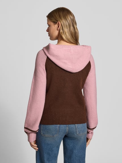 Frauenmodel trägt Strickjacke mit Zweiwege-Reißverschluss Modell 'NOUGAT' von DAISY STREET, braun-rosafarbener Material-Mix, Kapuze, Rückenansicht, Regular Fit, Damenjacke mit Stretch-Anteil, KI-modifiziertes Bild.